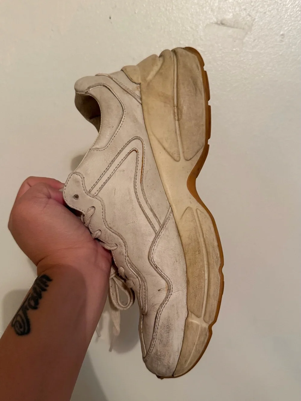 Gucci Off-White Leather Low-Top Sneakers - Fits like a size 8 it’s size 6 1/2